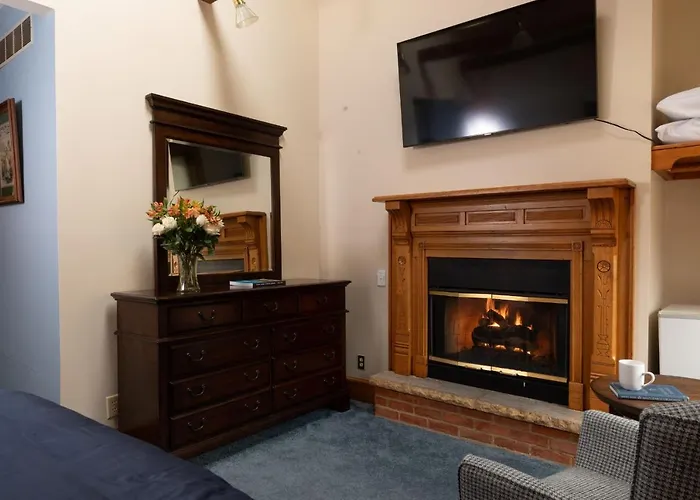 Bed & Breakfast Riverboat 4*